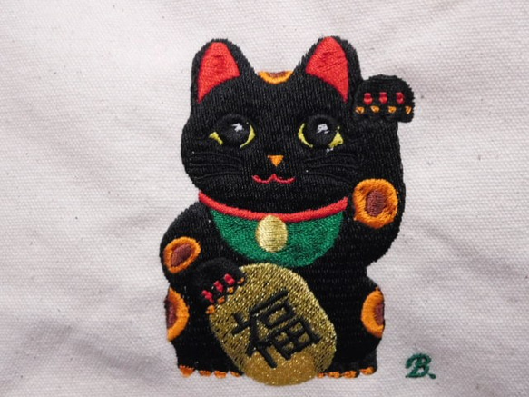 可愛い「黒い招き猫」の刺繡入りトートバッグ 2枚目の画像