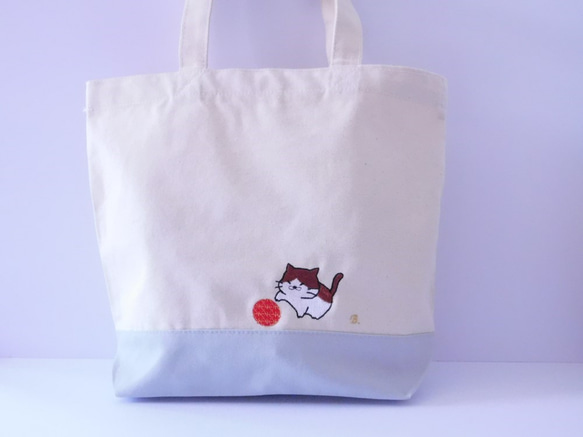 「毬と猫」の刺繍入り　キャンバストートバッグ　Sサイズ 1枚目の画像