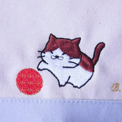 「毬と猫」の刺繍入り　キャンバストートバッグ　Sサイズ 4枚目の画像