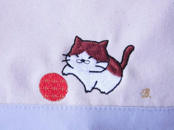 「毬と猫」の刺繍入り　キャンバストートバッグ　Sサイズ 4枚目の画像