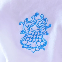 アマビエの刺繍入りオリジナルＴシャツ　6.2オンス　アダルト男女兼用 3枚目の画像
