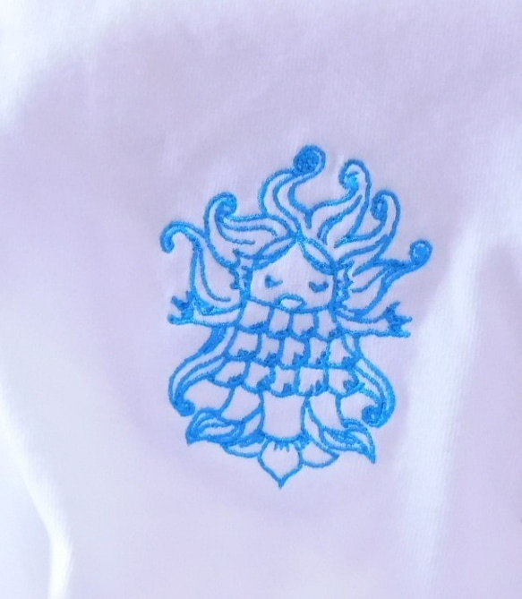 アマビエの刺繍入りオリジナルＴシャツ　6.2オンス　アダルト男女兼用 3枚目の画像