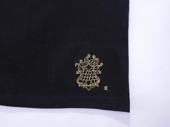 アマビエの刺繍入りオリジナルＴシャツ　6.2オンス　アダルト男女兼用 5枚目の画像