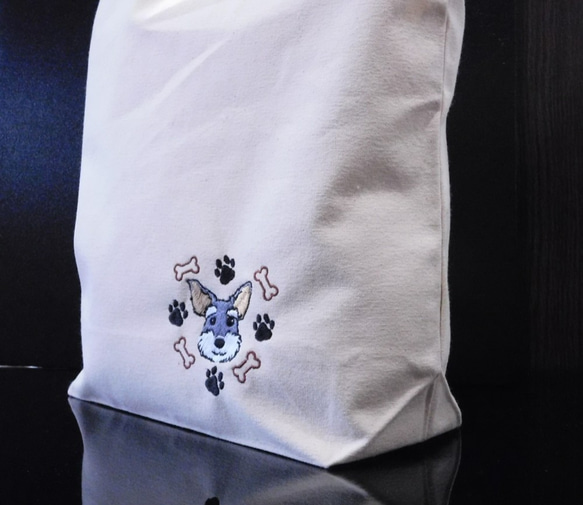 可愛いシュナウザーの刺繍入り　キャンバストートバッグ　Ｍサイズ 3枚目の画像