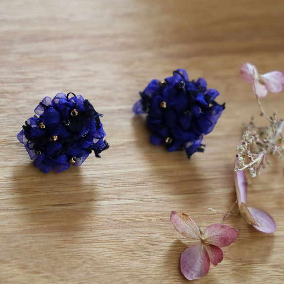 【紫陽花】刺繍 ピアス BLBK 2枚目の画像