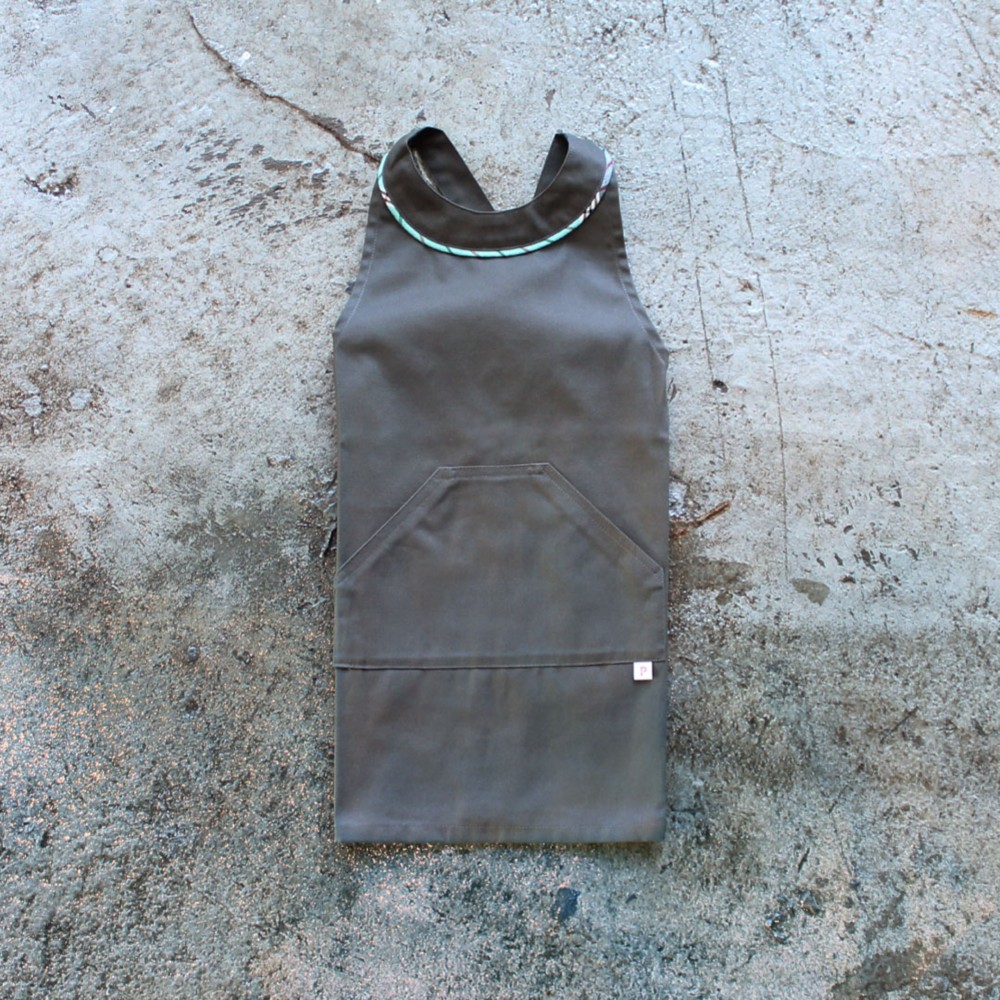 KIDS WORK APRON【1-5歳までずっと使える子供用エプロン】CHARCOAL GRAY - 炭のはいいろ