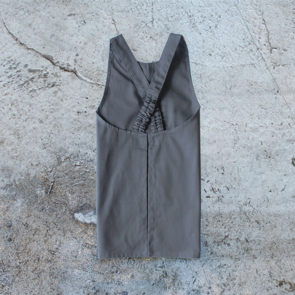 KIDS WORK APRON【1-5歳までずっと使える子供用エプロン】CHARCOAL GRAY - 炭のはいいろ 2枚目の画像