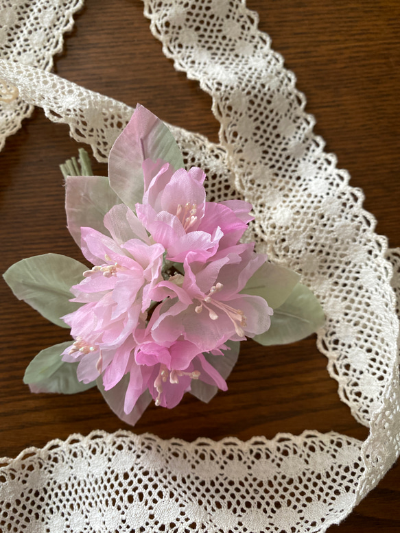 布花　コサージュ　2点おまとめ 布花 髪飾りにも使える2way椿のコサージュ 白 | iichi 日々の