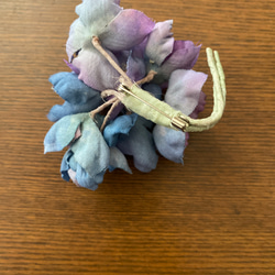 布花　コサージュ　ブローチ　小さな可憐な紫陽花　染め花 4枚目の画像