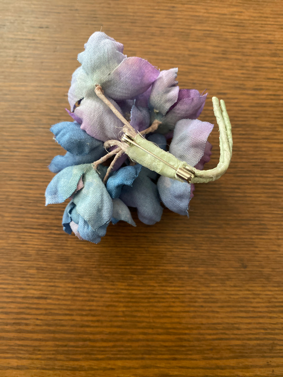 布花　コサージュ　ブローチ　小さな可憐な紫陽花　染め花 4枚目の画像