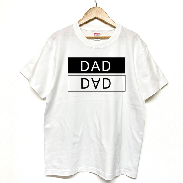 Tシャツ 『 DAD 』 ミラーネーム 半袖 前面 メンズ 1枚目の画像