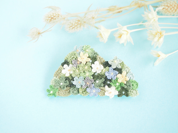 レース編みのお花がいっぱい咲く山のブローチ 1枚目の画像