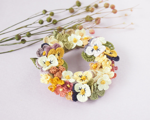 リースブローチ～冬の木の実とコットンフラワー　レース編み　ハンドメイド 木の実のリースブローチの制作を進めました。 これからの季節に