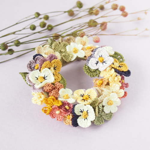 レース編みのビオラと草花のリースブローチ【受注制作】 ブローチ 