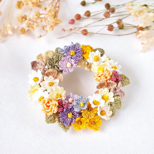 受注制作】レース編み✳︎ノギク（野菊）のリースブローチ ブローチ