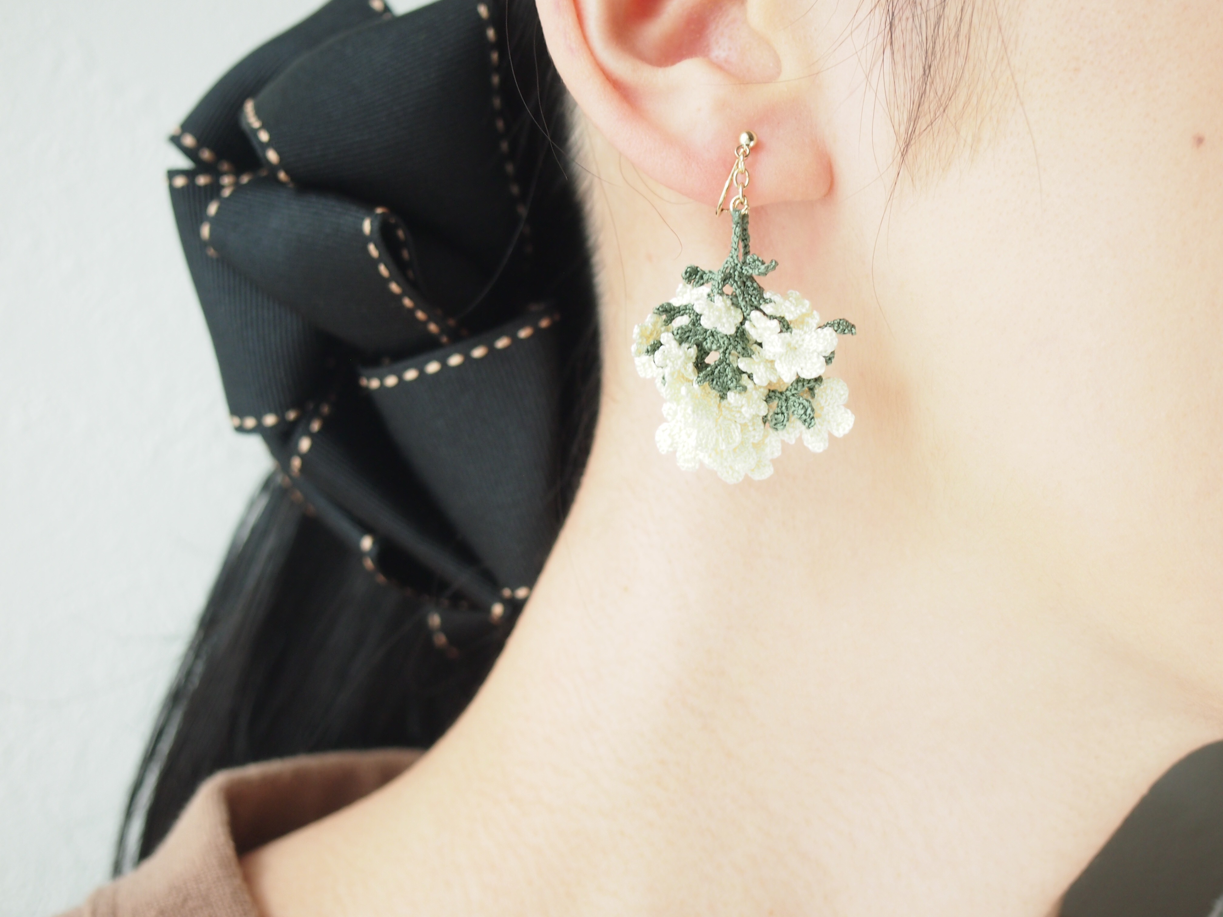 レース編みのお花がいっぱいゆれるイヤリング/ピアス（白
