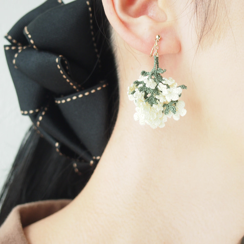 レース編みのお花がいっぱいゆれるイヤリング/ピアス（白） イヤリング