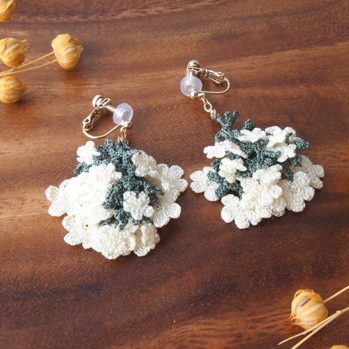 レース編みのお花がいっぱいゆれるイヤリング/ピアス（白
