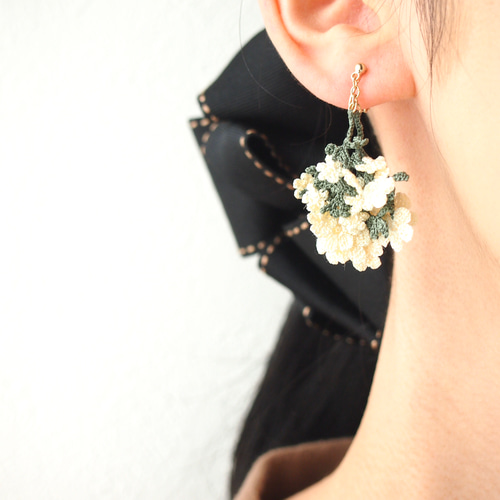 レース編みのお花がいっぱいゆれるイヤリング/ピアス（白） イヤリング