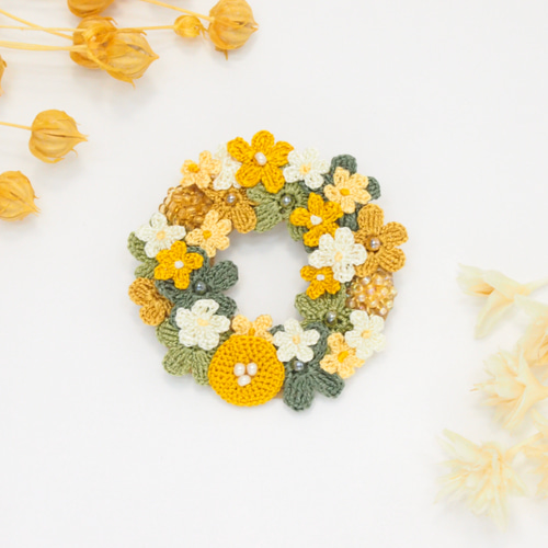 レース編みのお花いっぱいリースブローチ（黄色） ブローチ