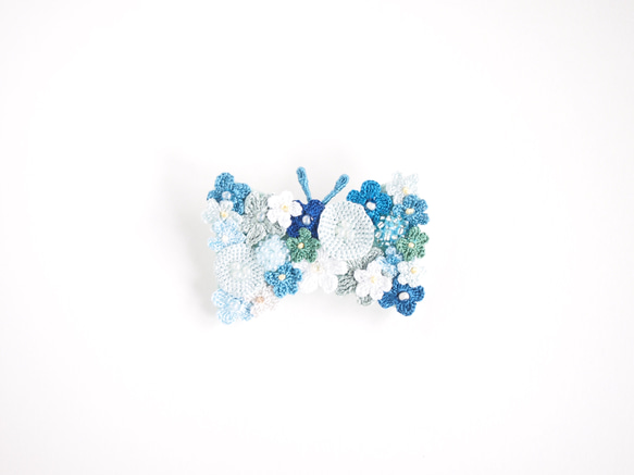 レース編みのお花いっぱいちょうちょブローチ大（ブルー） 2枚目の画像