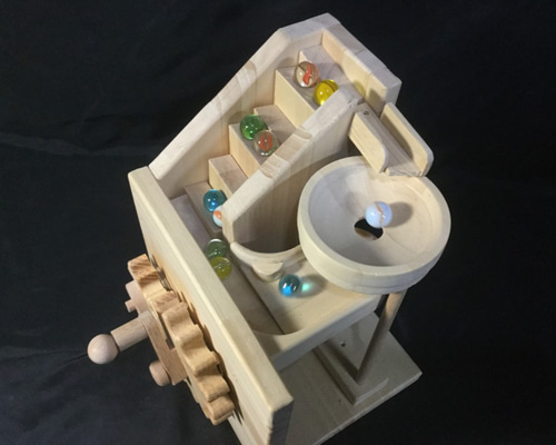 自作おもちゃ 子供の「大好き！触りたい！」を集めた手作りアクティビティボード