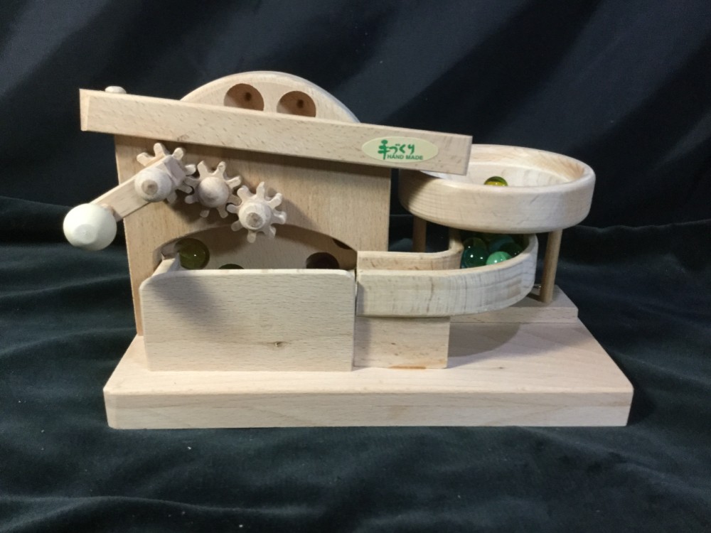 手作り　木のおもちゃ　無限ループのビー玉からくりマシン　プチ円盤トルネード　木製　知育　インテリア　ビー玉