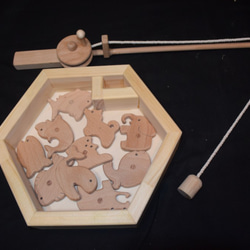 手作り木のおもちゃ　釣り堀セット 　リールを巻いての本格スタイル　動物７匹付き 1枚目の画像