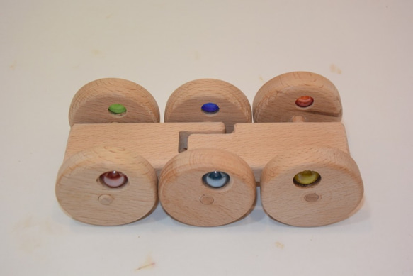 手作り木のおもちゃ　工作用・三角形に変形するビー玉の入った6輪車と回転する坂道 1枚目の画像
