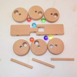 手作り木のおもちゃ　工作用・三角形に変形するビー玉の入った6輪車と回転する坂道 5枚目の画像
