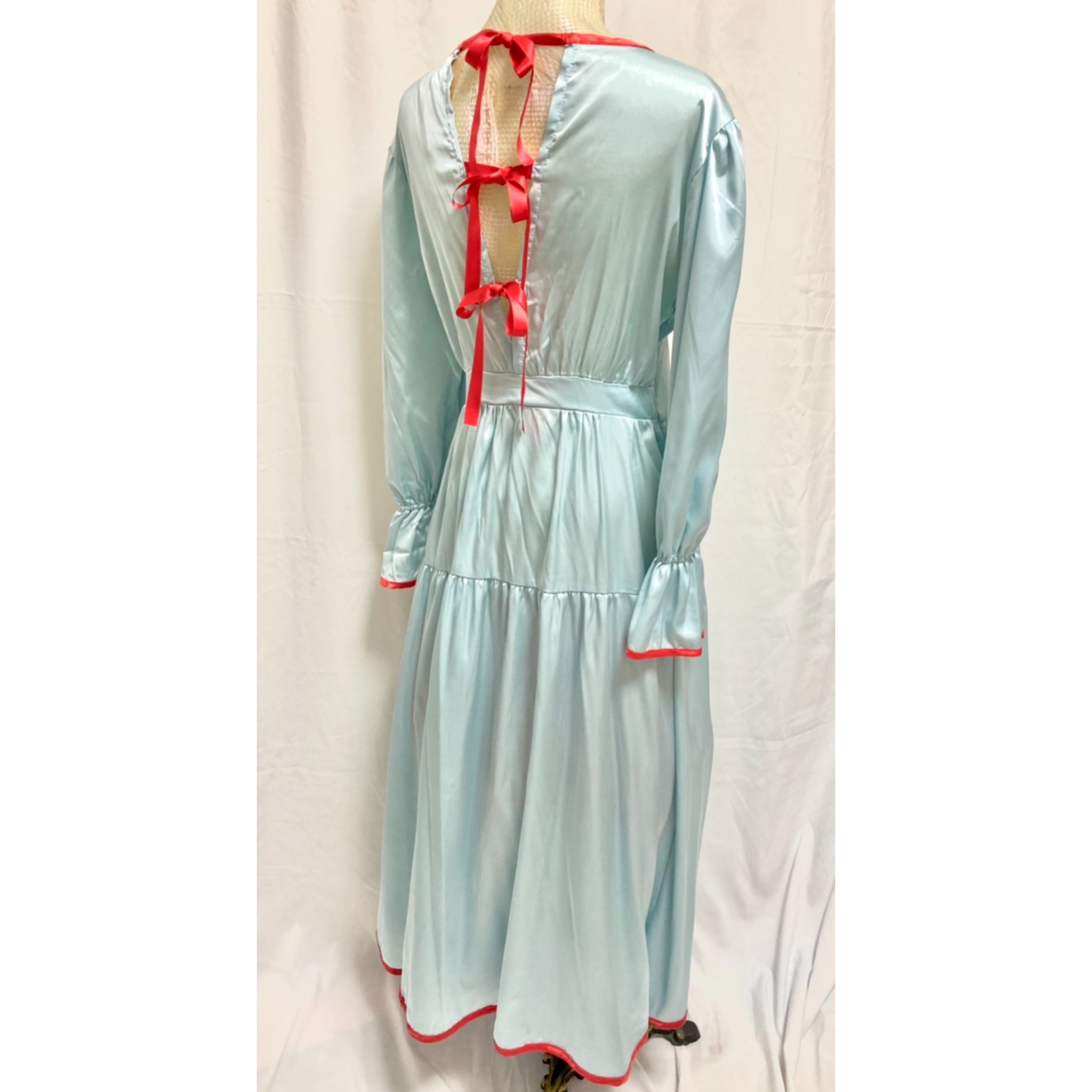 バックリボンのサテンワンピース