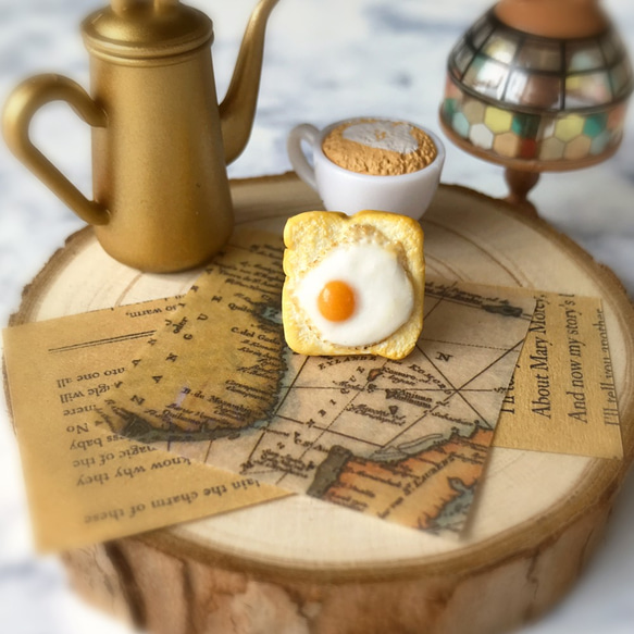 半熟卵トーストピアスは、イヤークリップ、イヤーピン▕ポケット、リアルな料理、ミニチュアとして使用できます 1枚目の画像