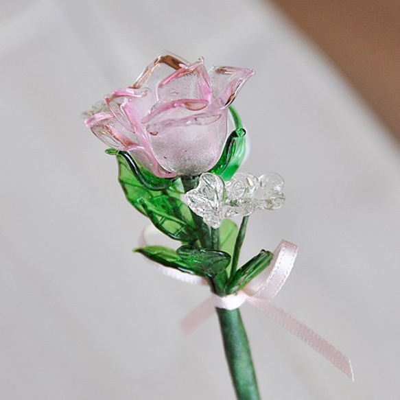 グラスフラワー　プチブーケ（ピンクのバラとホワイトの蕾） 2枚目の画像