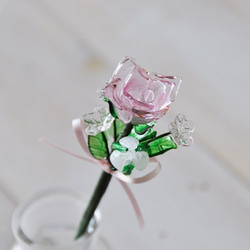 グラスフラワー　プチブーケ（ピンクのバラとホワイトの蕾） 5枚目の画像