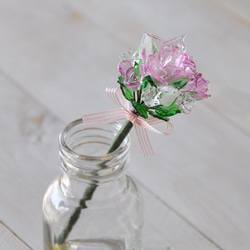グラスフラワー　プチブーケ（ピンクのバラと白いつぼみ） 5枚目の画像
