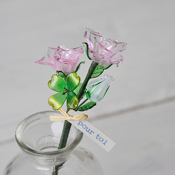 グラスフラワー　プチブーケ（ピンクのバラと四つ葉のクローバー【2】） 3枚目の画像
