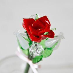 グラスフラワー　プチブーケ（赤いバラと白い蕾） 1枚目の画像