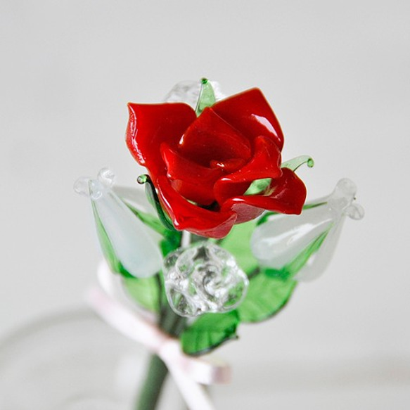 グラスフラワー　プチブーケ（赤いバラと白い蕾） 1枚目の画像