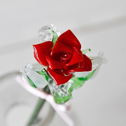 グラスフラワー　プチブーケ（赤いバラと白い蕾） 2枚目の画像
