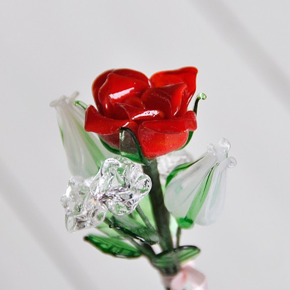 グラスフラワー　プチブーケ（赤いバラと白い蕾） 3枚目の画像