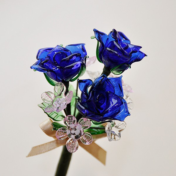 グラスフラワー　プチブーケ（青いバラとピンクの小花） 1枚目の画像