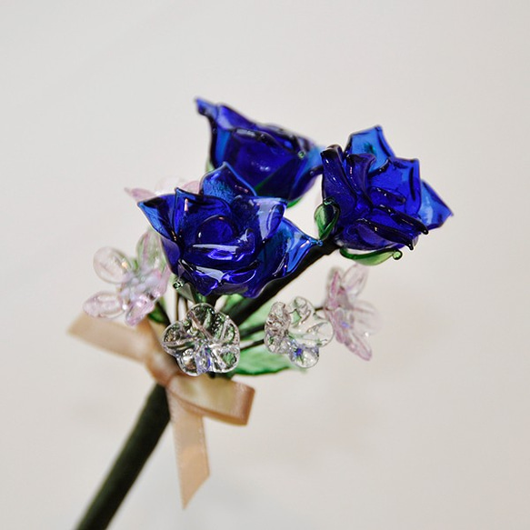 グラスフラワー　プチブーケ（青いバラとピンクの小花） 2枚目の画像