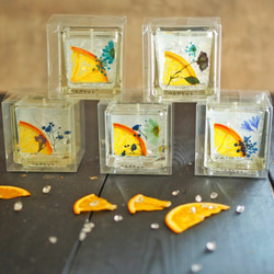 【オレンジジェルキャンドル】　★シトラスの香り　無料ラッピング付き　青い小花　夏　ギフトにも！　　 1枚目の画像