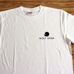 柴犬　WOLF SHIBAロゴTシャツ（本体：ホワイト/ロゴ：ブラック） 1枚目の画像