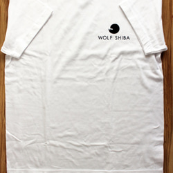柴犬　WOLF SHIBAロゴTシャツ（本体：ホワイト/ロゴ：ブラック） 2枚目の画像