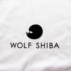 柴犬　WOLF SHIBAロゴTシャツ（本体：ホワイト/ロゴ：ブラック） 3枚目の画像