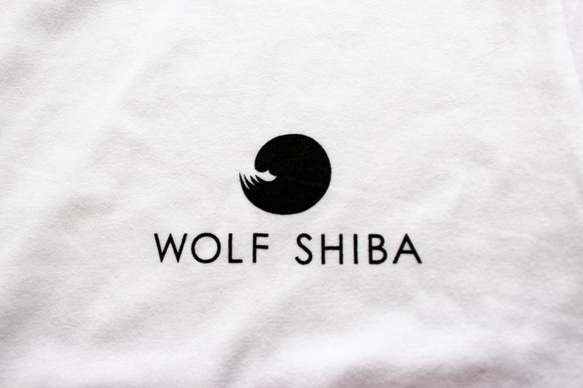 柴犬　WOLF SHIBAロゴTシャツ（本体：ホワイト/ロゴ：ブラック） 3枚目の画像