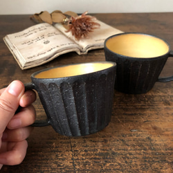 黒いしのぎのコーヒーカップ(内側黄色) 1枚目の画像