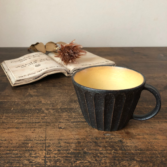 黒いしのぎのコーヒーカップ(内側黄色) 2枚目の画像
