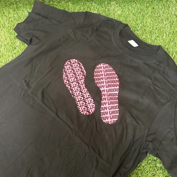 色違いあり！  かわいい足跡 kick!!  GROOVY ブラック×ピンク 半袖Tシャツ 1枚目の画像